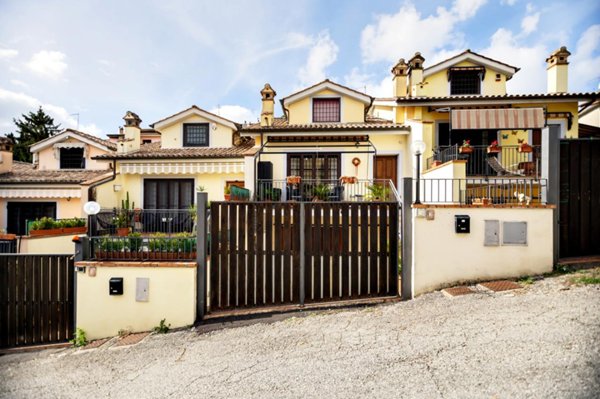 casa indipendente in vendita a Riano