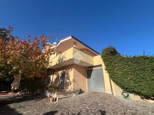 casa indipendente in vendita a Riano
