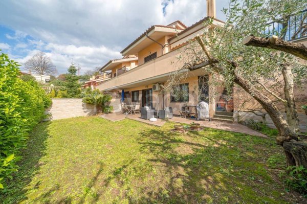 casa indipendente in vendita a Riano