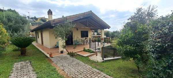 casa indipendente in vendita a Riano