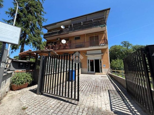 locale commerciale in vendita a Riano