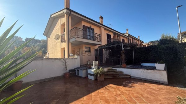 casa indipendente in vendita a Riano