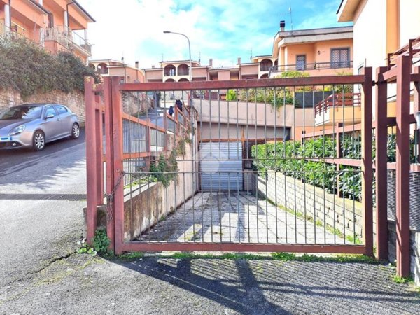 locale di sgombero in vendita a Rignano Flaminio