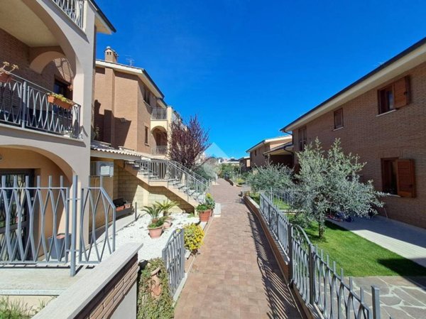 casa indipendente in vendita a Rignano Flaminio