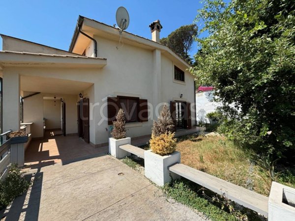 casa indipendente in vendita a Rignano Flaminio in zona Montelarco