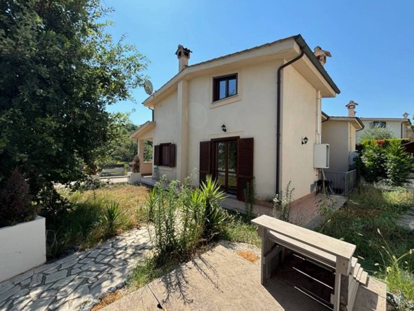 casa indipendente in vendita a Rignano Flaminio in zona Montelarco
