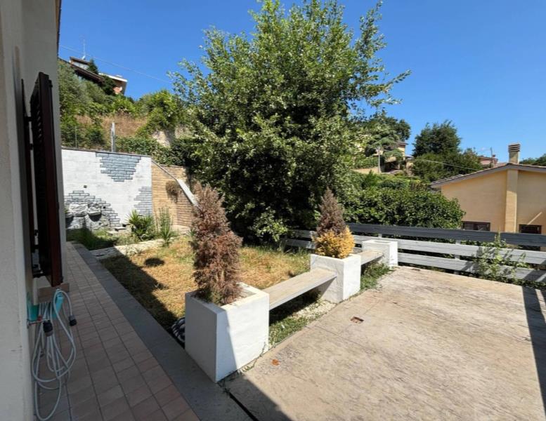 casa indipendente in vendita a Rignano Flaminio in zona Montelarco