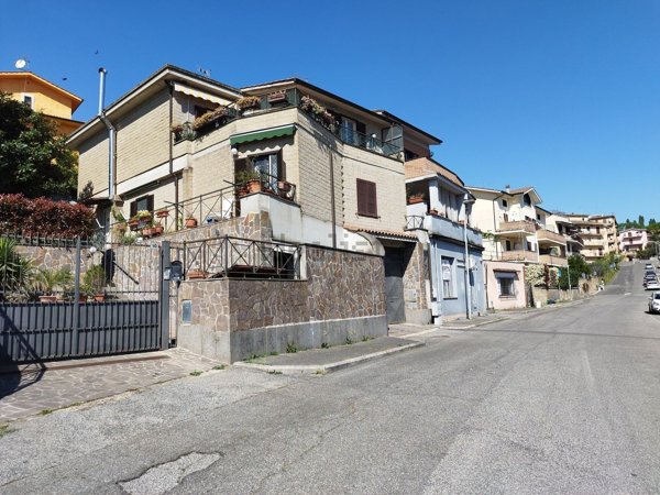 casa indipendente in vendita a Rignano Flaminio
