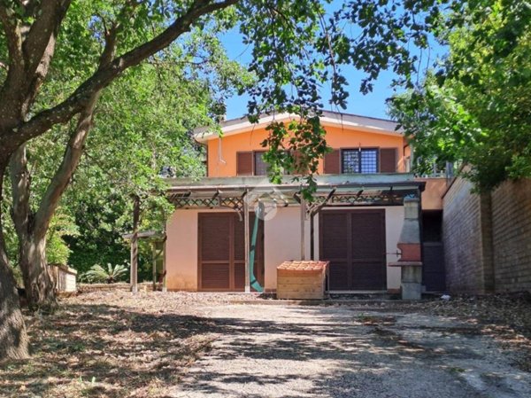 casa indipendente in vendita a Rignano Flaminio