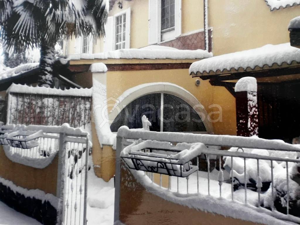 casa indipendente in vendita a Rignano Flaminio in zona Santo Sisini