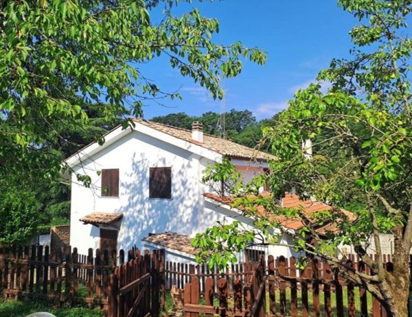 casa indipendente in vendita a Rignano Flaminio in zona Montelarco