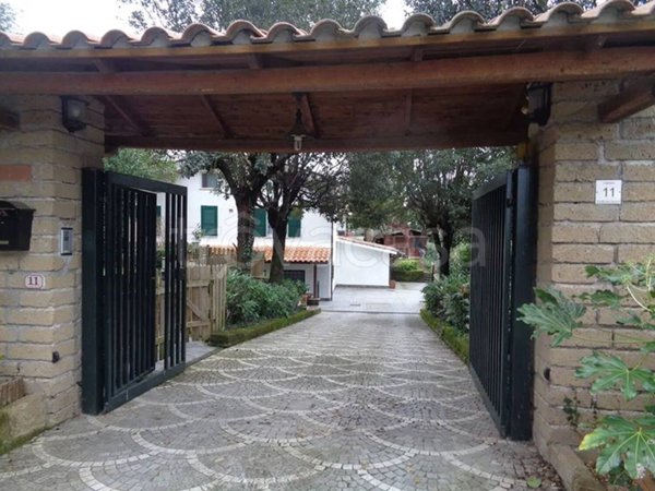 casa indipendente in vendita a Rignano Flaminio in zona Montelarco