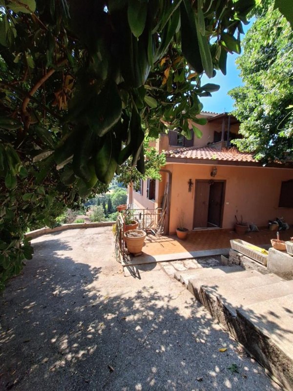 casa indipendente in vendita a Rignano Flaminio in zona Montelarco