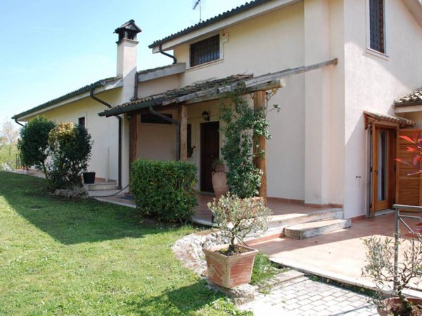 casa indipendente in vendita a Rignano Flaminio