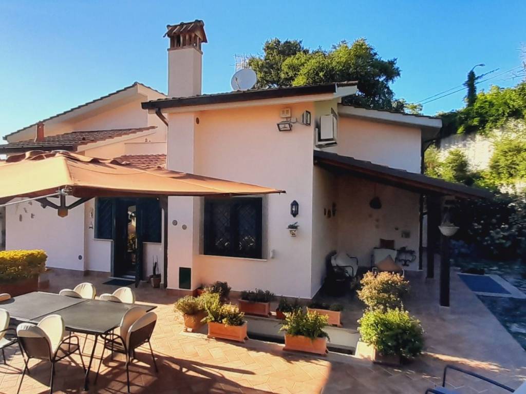 casa indipendente in vendita a Rignano Flaminio in zona Montelarco