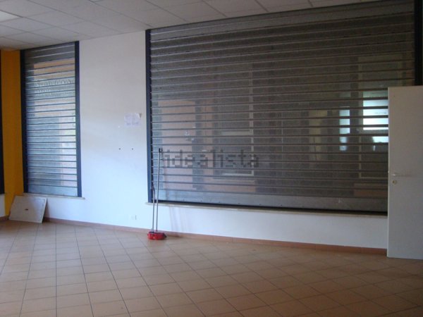 locale commerciale in vendita a Rignano Flaminio