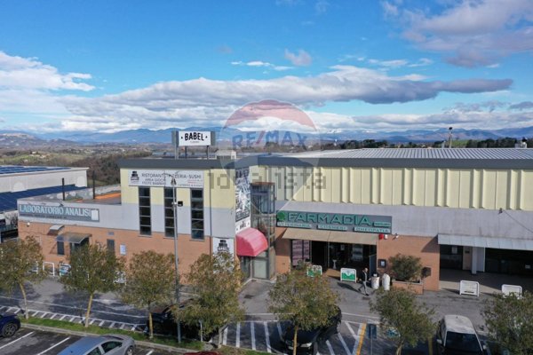 locale commerciale in vendita a Rignano Flaminio in zona Montelarco