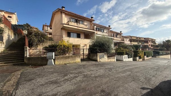 casa indipendente in vendita a Rignano Flaminio