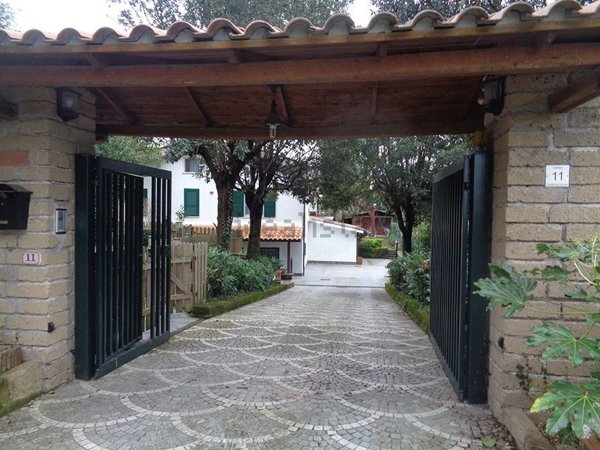 casa indipendente in vendita a Rignano Flaminio in zona Montelarco