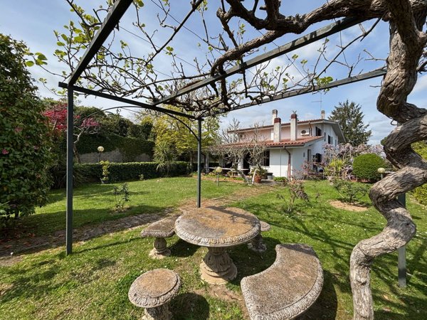 casa indipendente in vendita a Rignano Flaminio in zona Montelarco