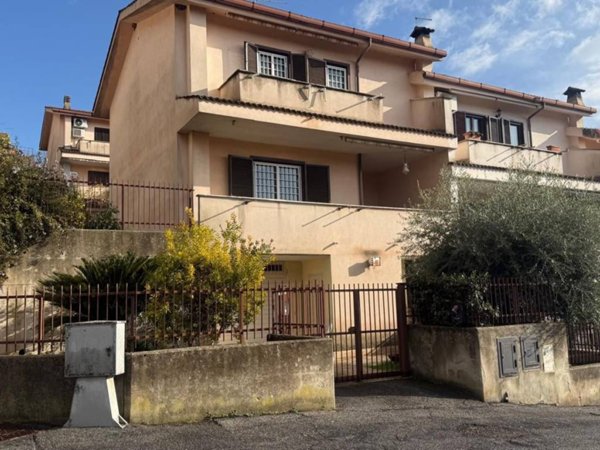 casa indipendente in vendita a Rignano Flaminio