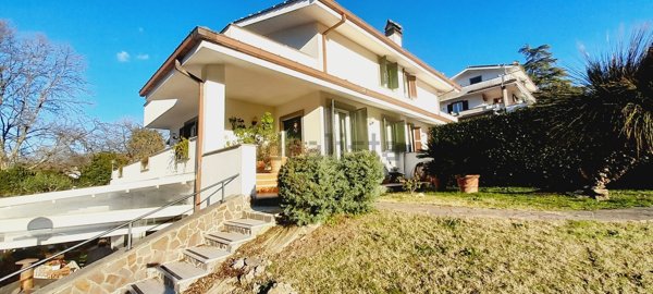 casa indipendente in vendita a Rignano Flaminio in zona Montelarco