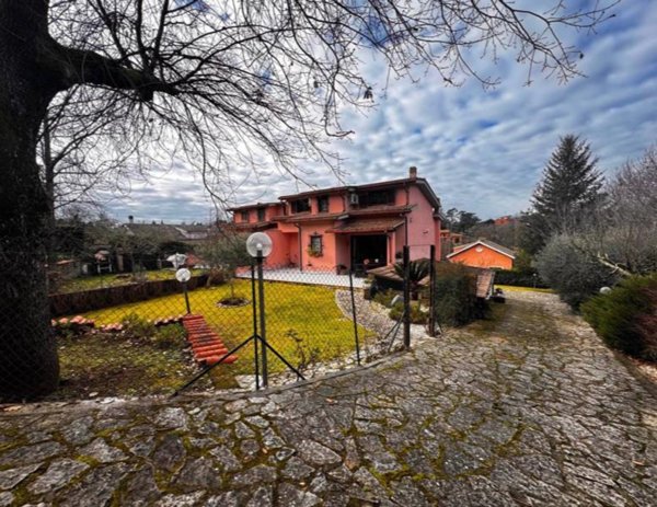 casa indipendente in vendita a Rignano Flaminio in zona Montelarco