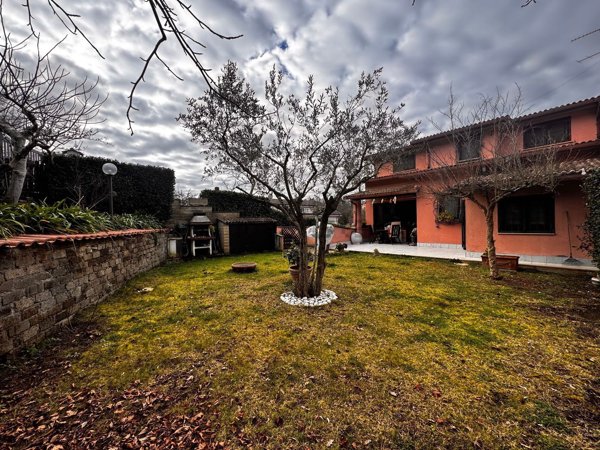 casa indipendente in vendita a Rignano Flaminio in zona Montelarco