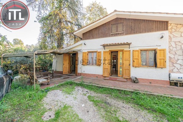 casa indipendente in vendita a Rignano Flaminio in zona Montelarco