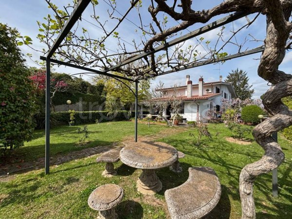 casa indipendente in vendita a Rignano Flaminio in zona Montelarco