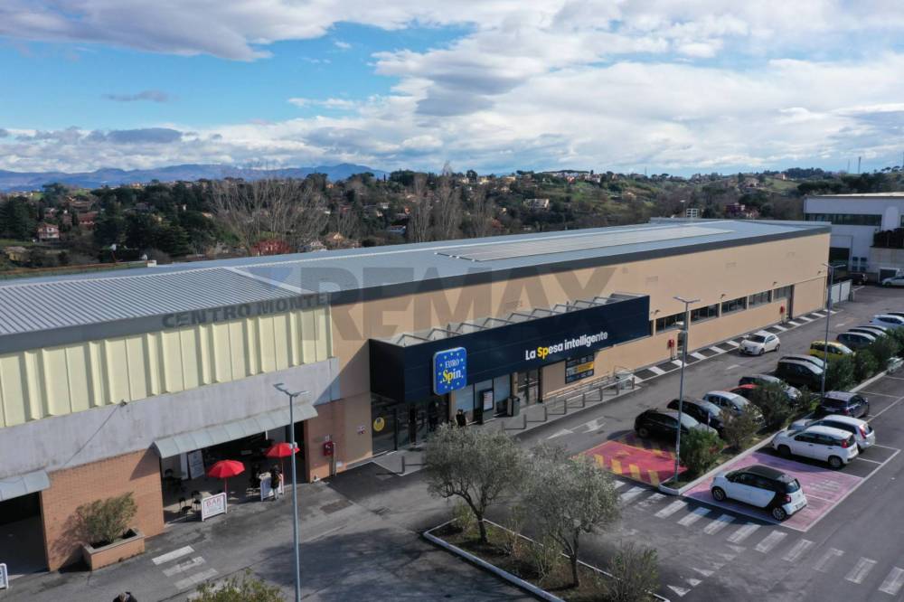 locale commerciale in vendita a Rignano Flaminio in zona Montelarco