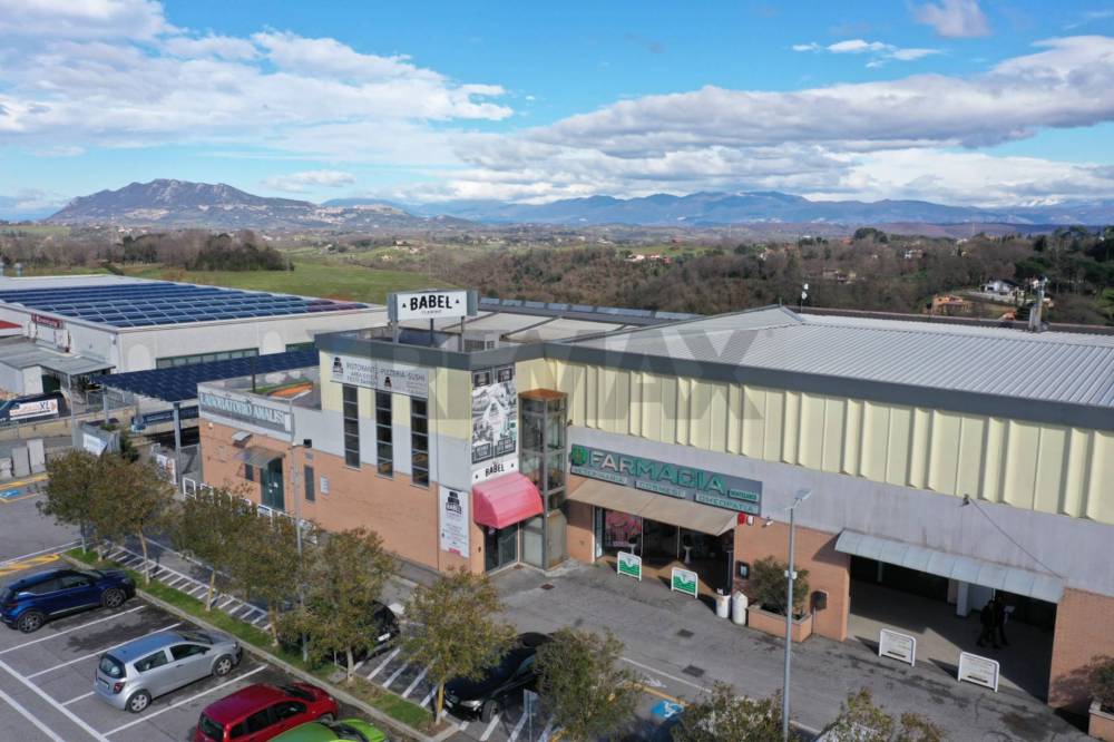 locale commerciale in vendita a Rignano Flaminio in zona Montelarco