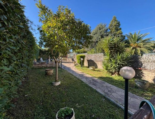 casa indipendente in vendita a Rignano Flaminio in zona Montelarco