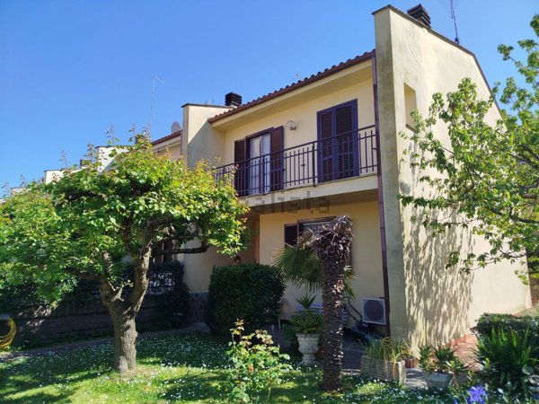 casa indipendente in vendita a Rignano Flaminio