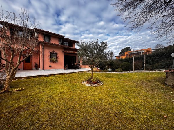 casa indipendente in vendita a Rignano Flaminio in zona Montelarco