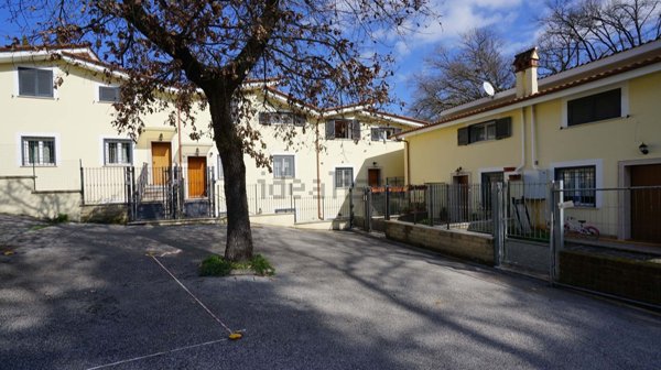 casa indipendente in vendita a Rignano Flaminio in zona Montelarco