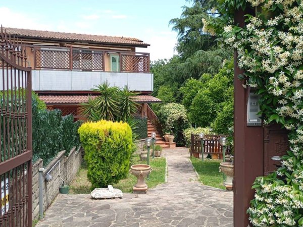 casa indipendente in vendita a Rignano Flaminio in zona Montelarco