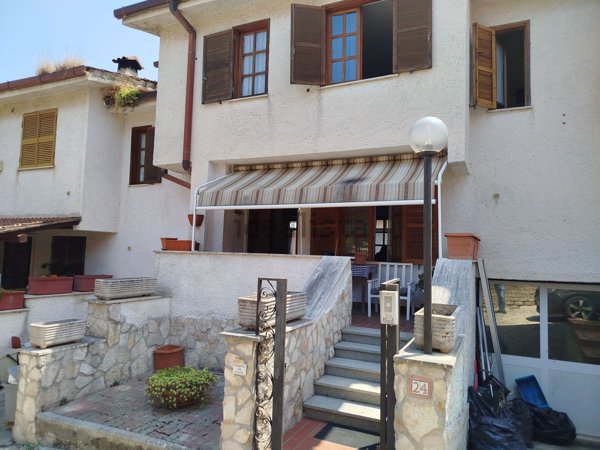 casa indipendente in vendita a Rignano Flaminio in zona Santo Sisini