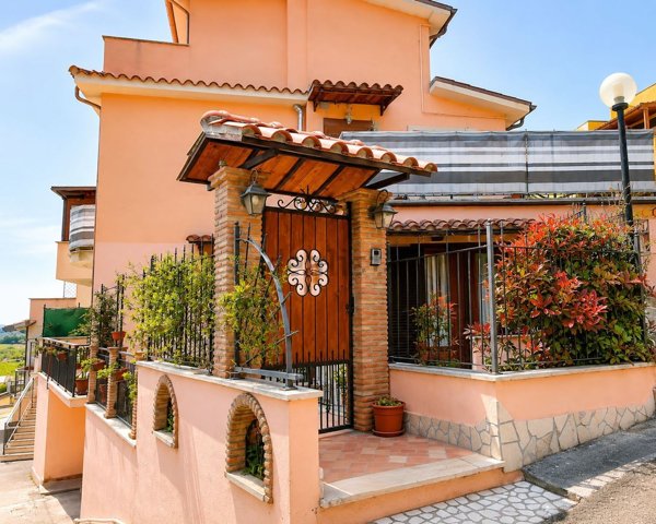 casa indipendente in vendita a Rignano Flaminio in zona Santo Sisini
