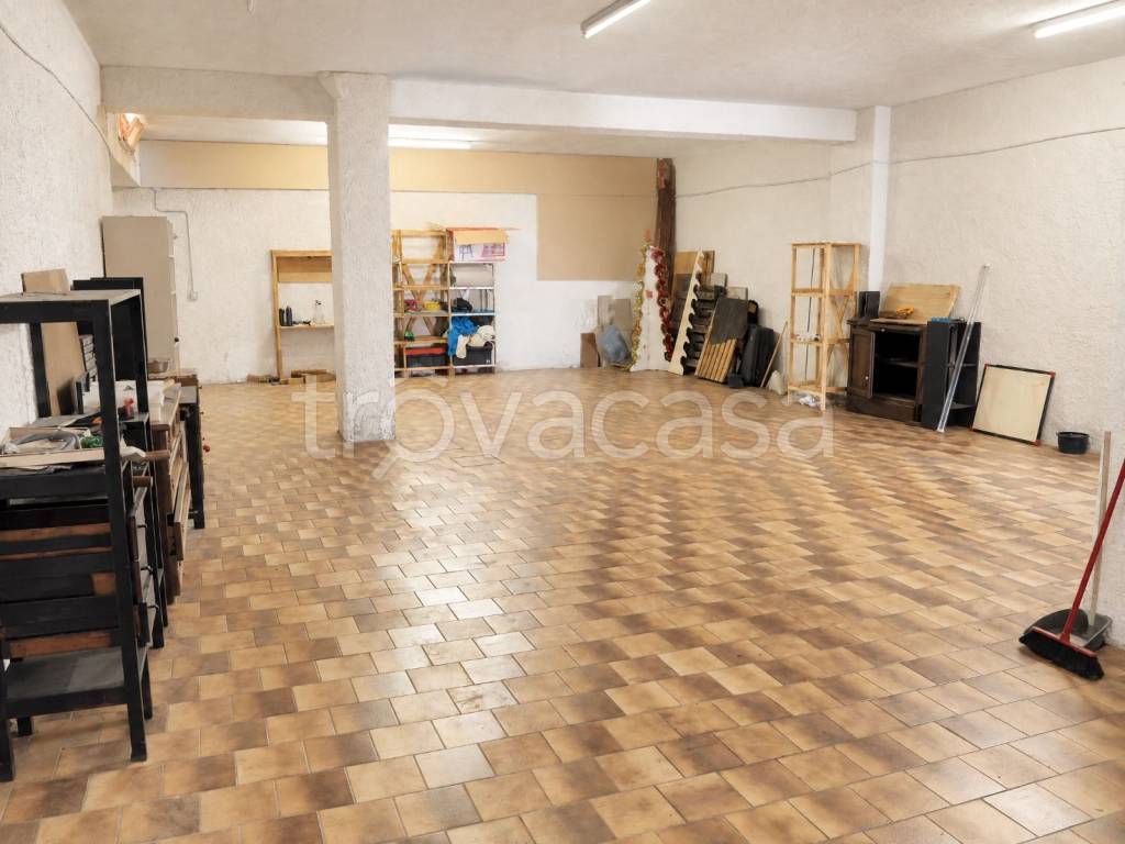 locale di sgombero in vendita a Rignano Flaminio