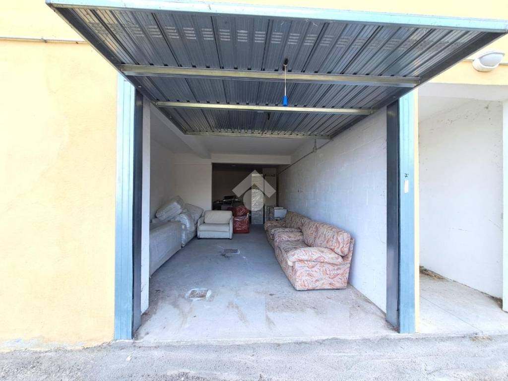 box auto in vendita a Rignano Flaminio in zona Santo Sisini