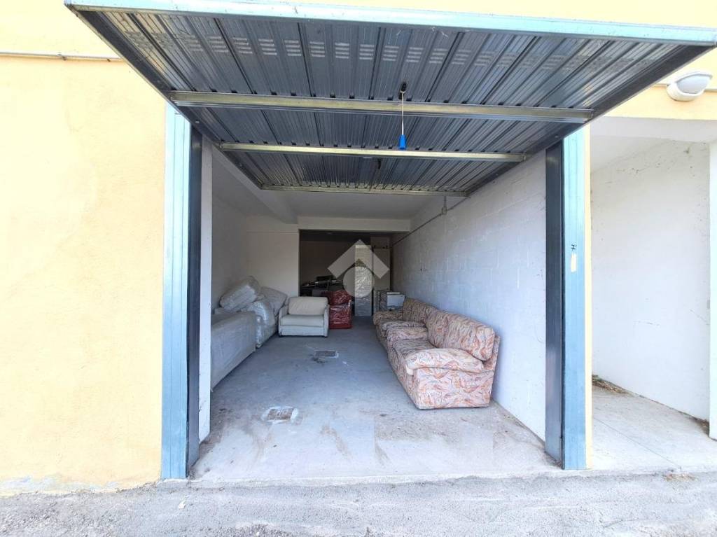 box auto in vendita a Rignano Flaminio in zona Santo Sisini