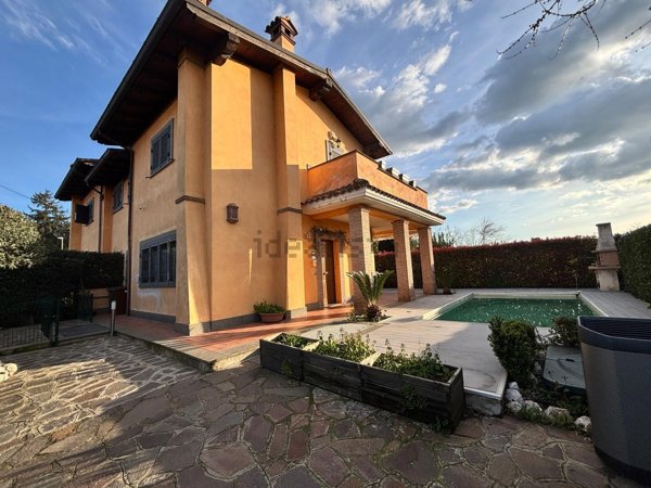 casa indipendente in vendita a Rocca di Papa in zona Grotte Dell'Acqua