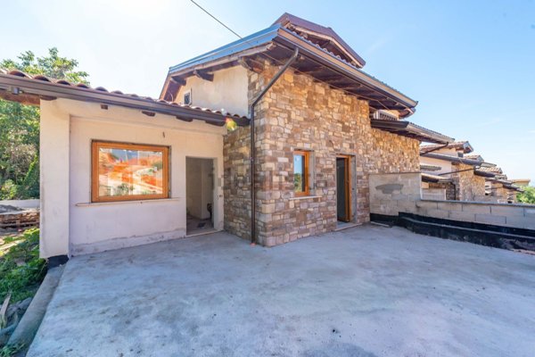 casa indipendente in vendita a Rocca di Papa in zona Grotte Dell'Acqua