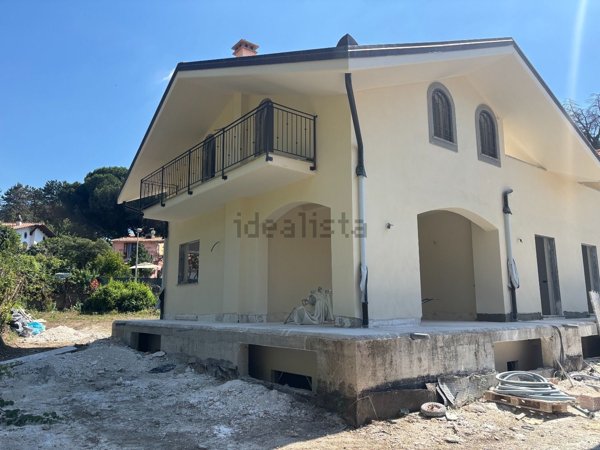 casa indipendente in vendita a Rocca di Papa in zona Grotte Dell'Acqua