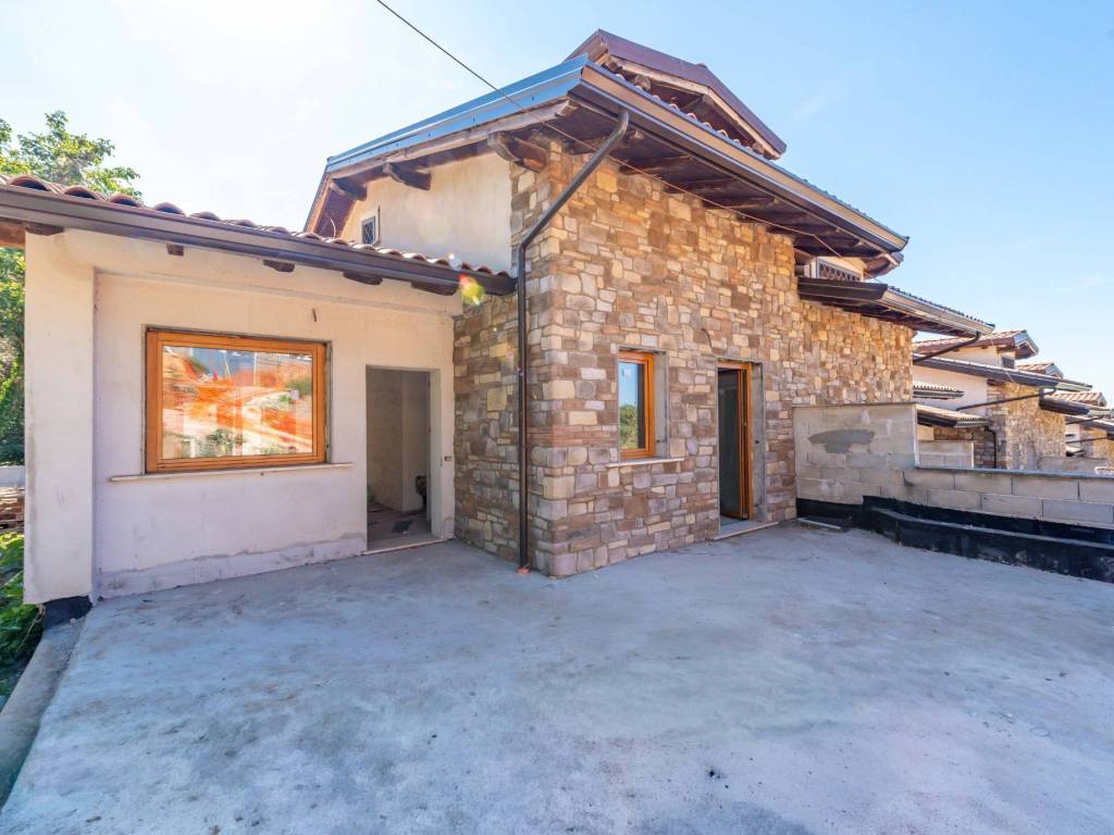 casa indipendente in vendita a Rocca di Papa in zona Grotte Dell'Acqua
