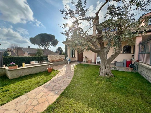 casa indipendente in vendita a Rocca di Papa in zona Grotte Dell'Acqua