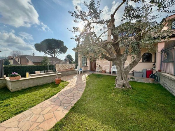 casa indipendente in vendita a Rocca di Papa in zona Grotte Dell'Acqua