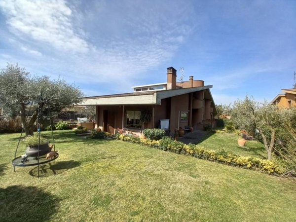 casa indipendente in vendita a Rocca di Papa in zona Grotte Dell'Acqua