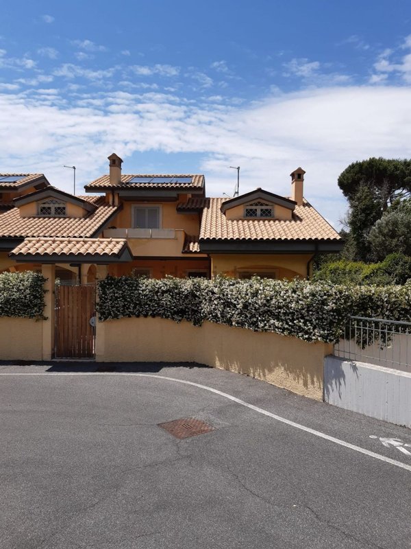 casa indipendente in vendita a Rocca di Papa in zona Grotte Dell'Acqua